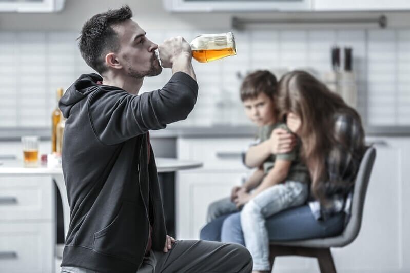 Ein Mann trinkt Alkohol, wie man ihm hilft, mit dem Rauchen aufzuhören