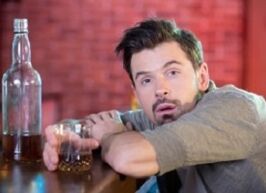 Der Mann trinkt jeden zweiten Tag Alkohol.