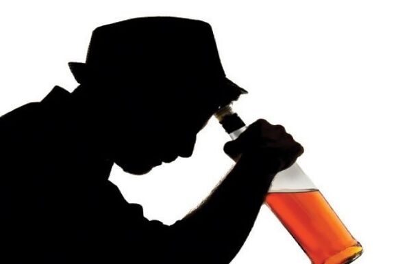 Ein Mann trinkt Alkohol, wie man mit dem Rauchen aufhört