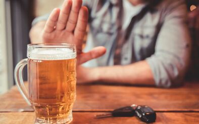 Rehabilitationsprogramme helfen, den Alkoholkonsum zu stoppen. 