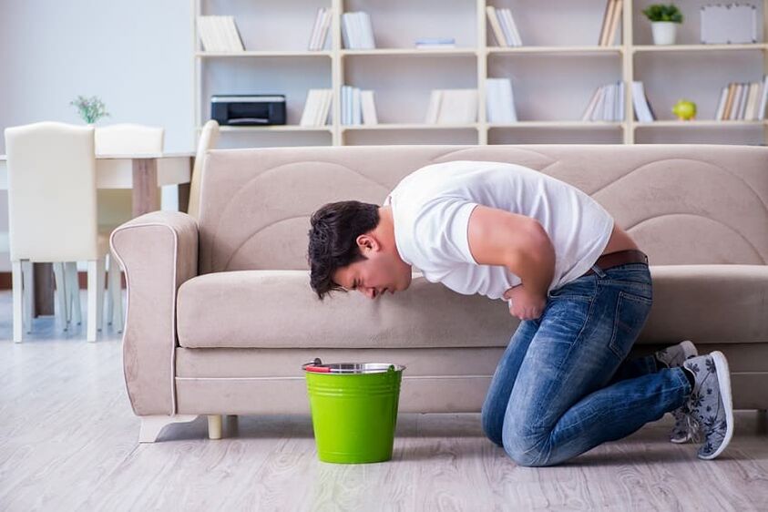 einem Mann wird nach dem Trinken von Alkohol übel